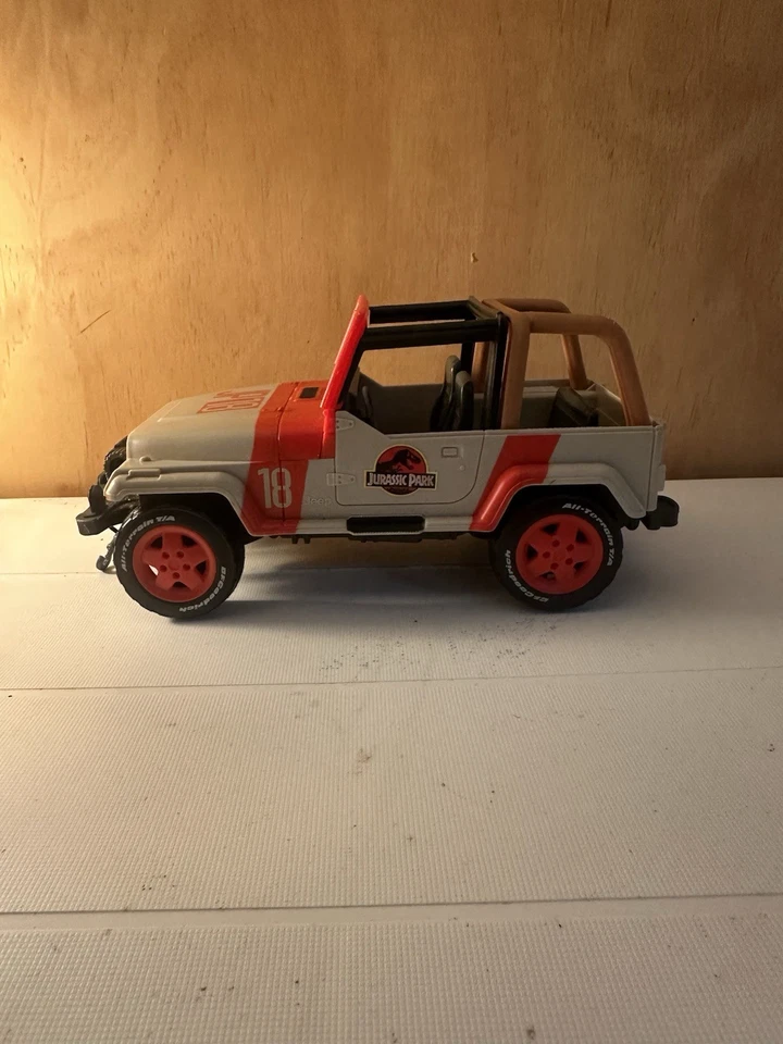 Jurassic World Jeep Wrangler-JP18 -Park Legacy Collection - Image 2 of 4