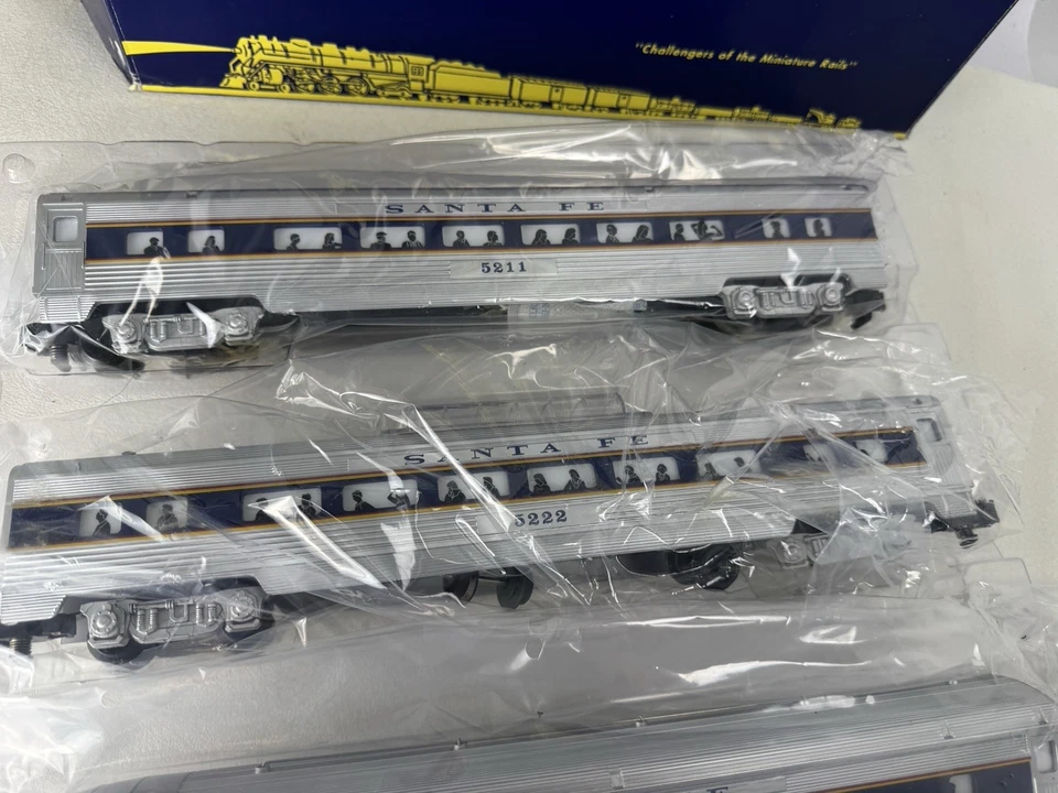 AMERICAN FLYER 6-49930 SANTA FE Blue & Gold S Gauge 3 Passenger Cars Set *READ* - Image 4 of 4