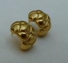 DESIGNER SIGNED C CROSS C 750 18K GOLD PUFFED QUILTED HUGGIE EMBOSSED EARRINGS — photo 3