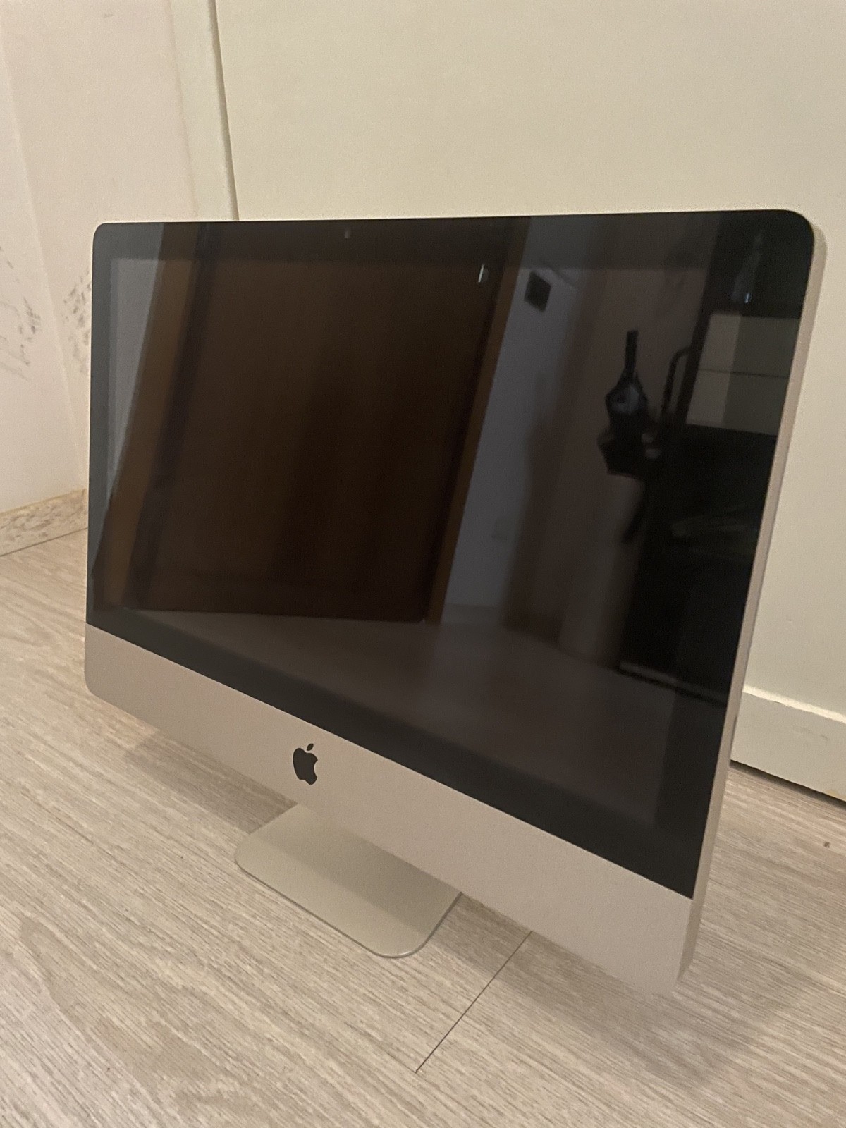 Apple iMac 21.5" Mid 2011 - Intel i5 2.5GHz / 4GB RAM / 500GB HDD