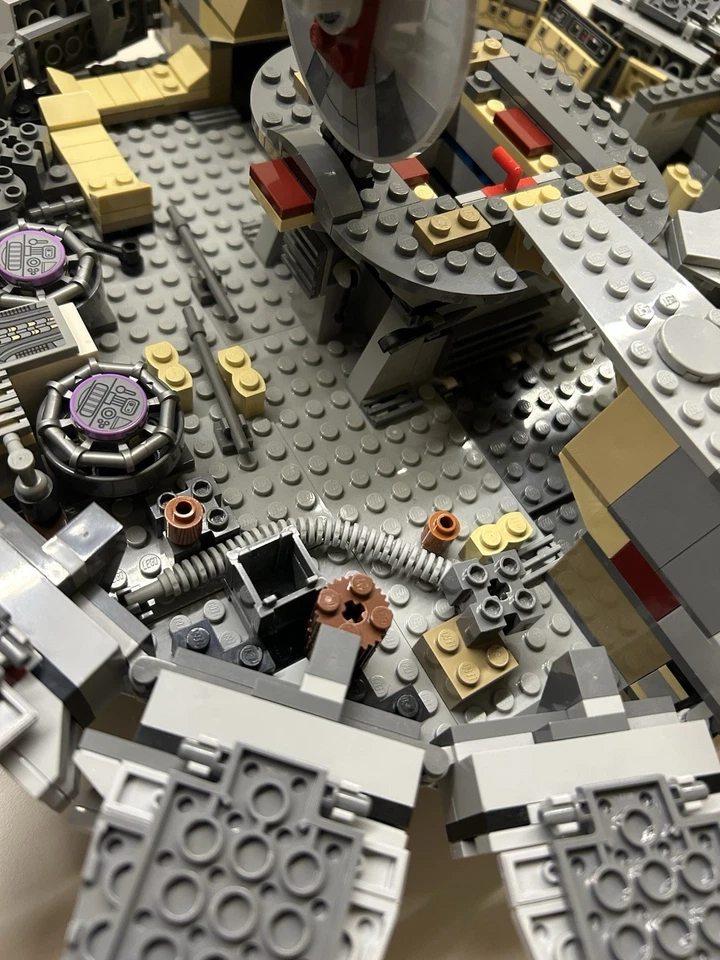 LEGO Star Wars 75105 Millennium Falcon, foto 4 di 5
