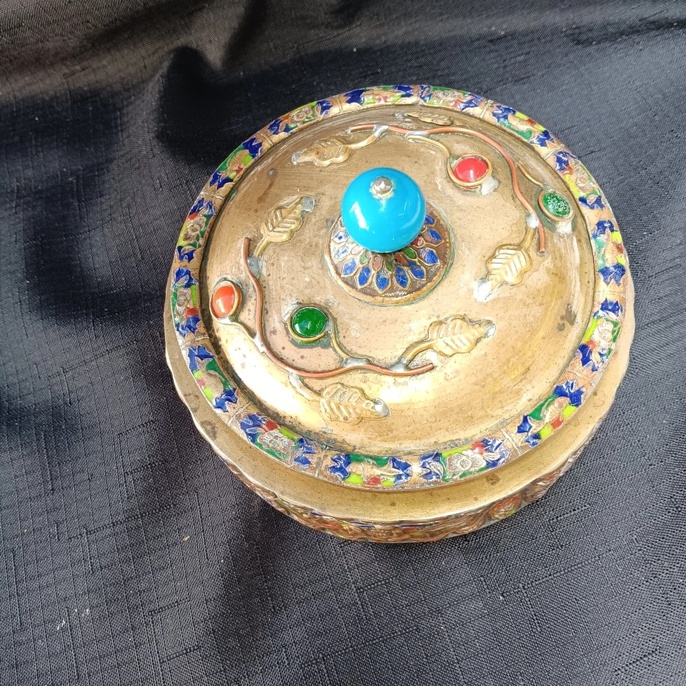 Antigua caja de baratijas china de latón de 5,5" redonda con esmalte de cabujones de coral y jade Foto 2 de 4