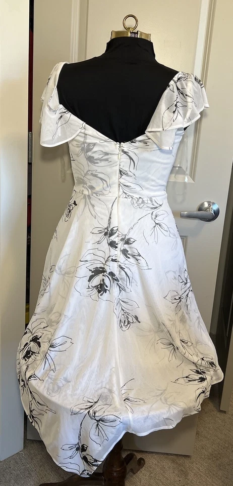 Vestido para mujer Le Chateau estampado floral granulado crepé cuello en V blanco y negro talla XS Foto 3 de 4