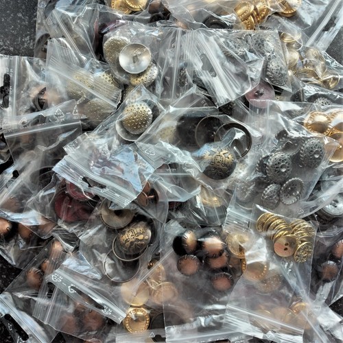 Konvolut Knöpfe 4kg Mischung aus Kunststoff Metall Holz Perlmutt Horn Steinnuss - Bild 1 von 13