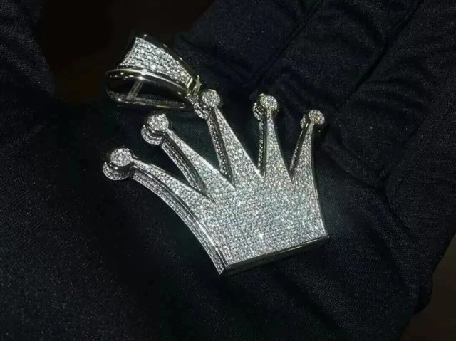 Colgante Corona Hombre Moissanita Real Corte Redondo 2.3Ct Personalizado Chapado en Oro Blanco 14K Foto 3 de 4