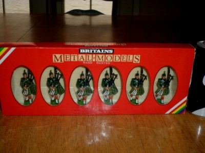 BRITAINS METAL MODELS - [BOX SET #7242] #6 Gordon Highlander Pipers Soldiers  