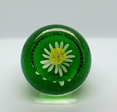 KLARGLAS grüner Briefbeschwerer weiß & gelbe Blume 80m breit 70mm hoch 698g  
