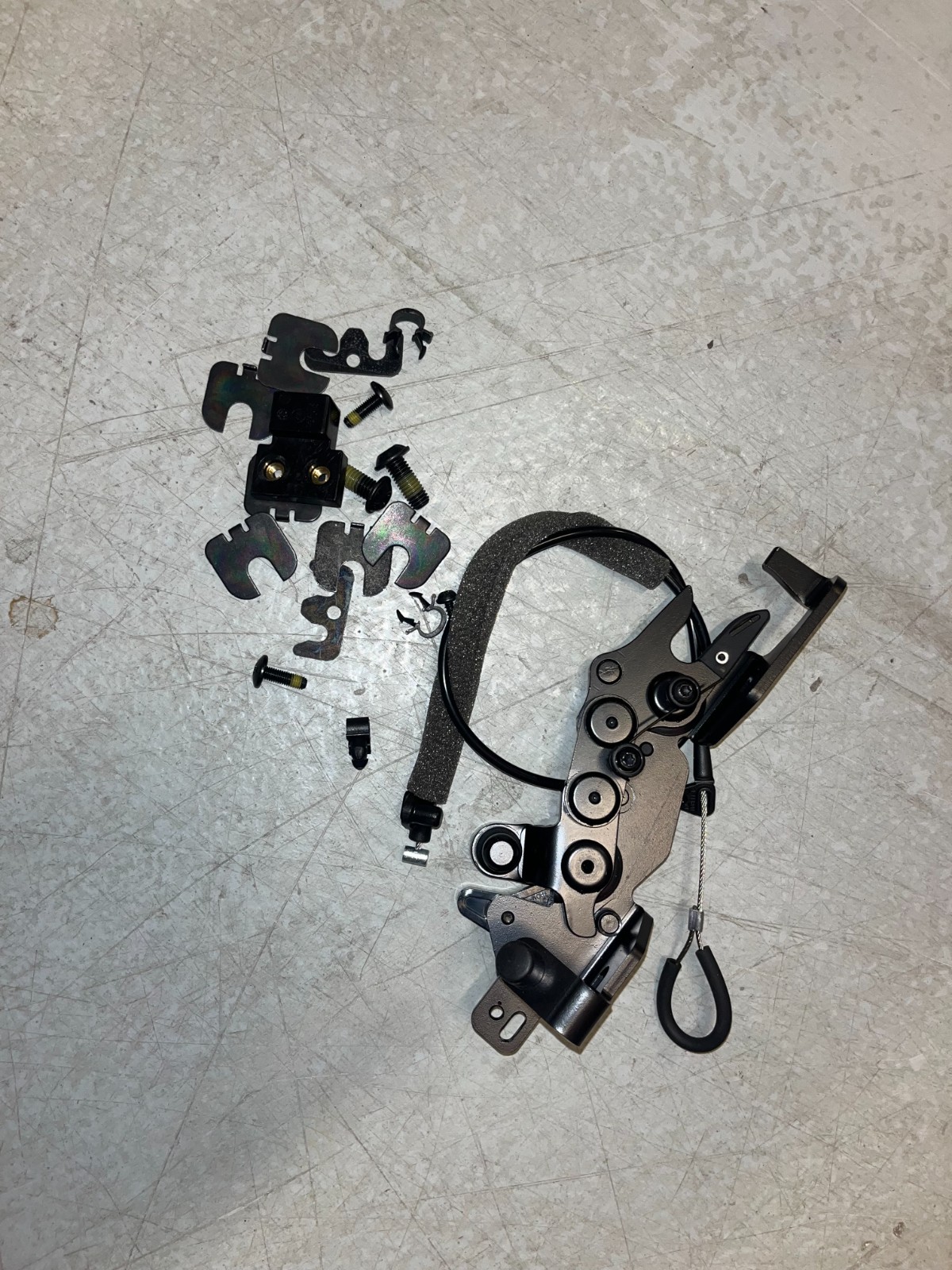 Genuine Lamborghini 4T7898022 | KIT LID LATCH RH WITH FIXING