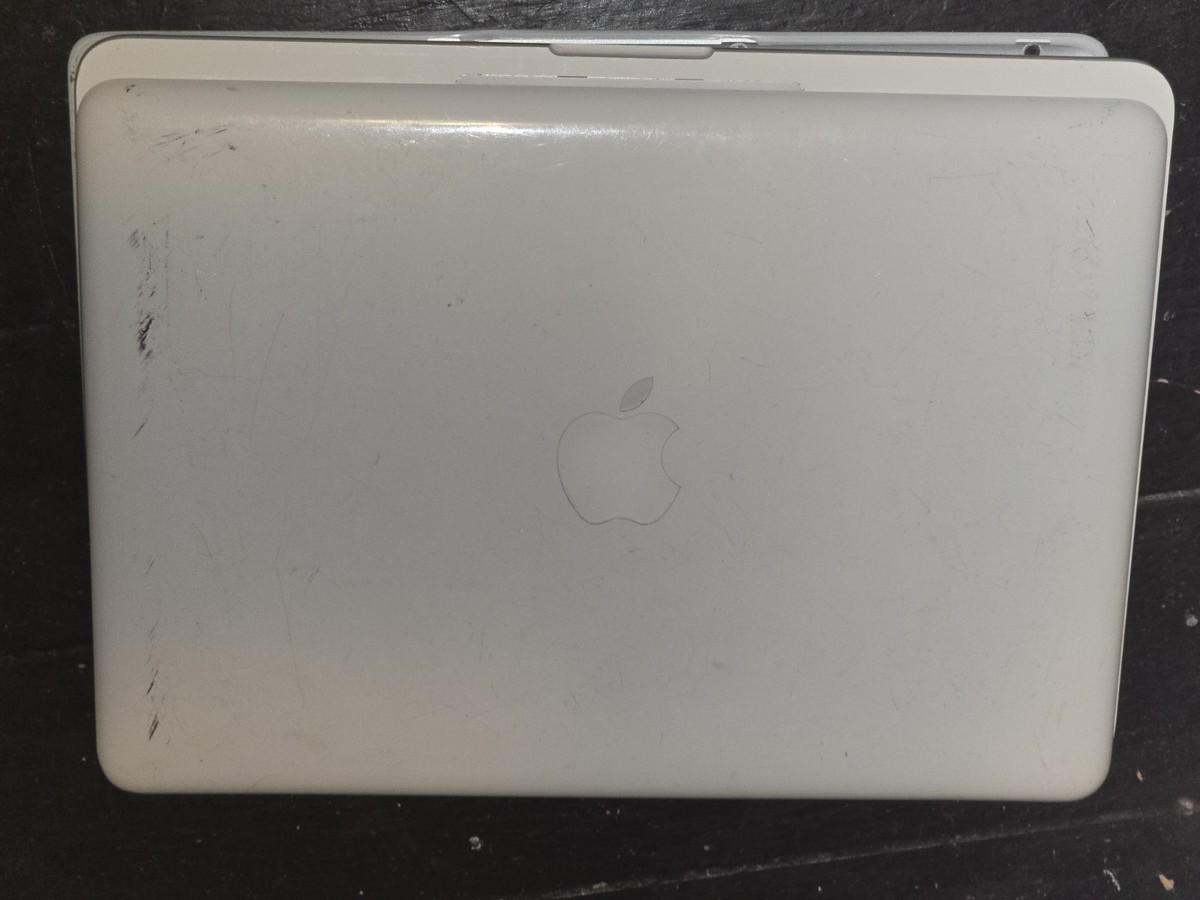 2009 Apple MacBook 13'' A1342 4324A-BRCM1047. For Parts Or Repair
