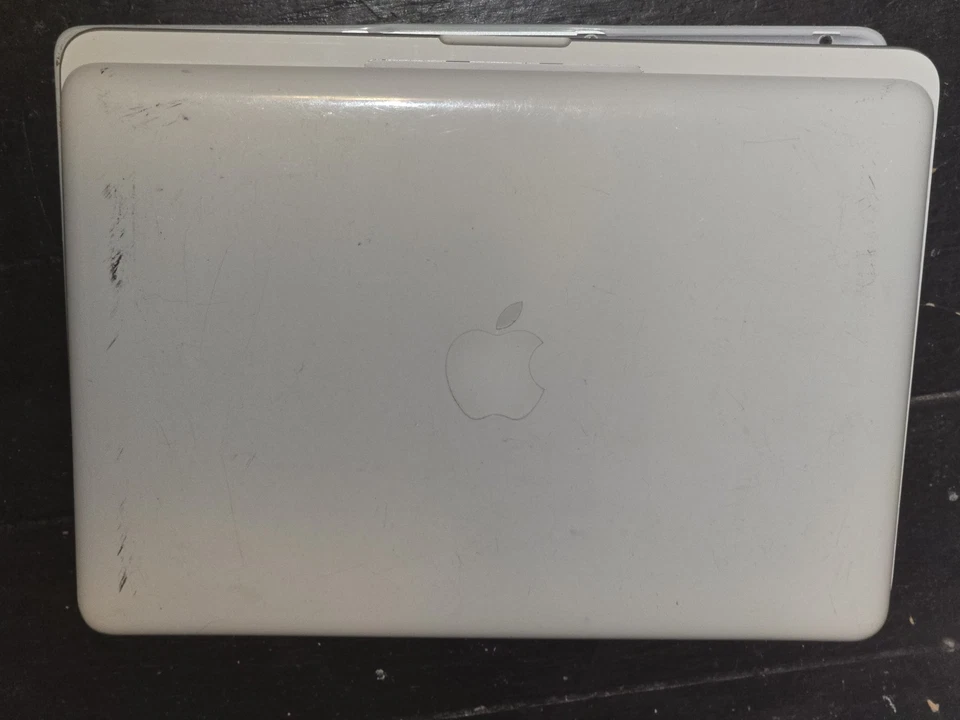 2009 Apple MacBook 13'' A1342 4324A-BRCM1047. For Parts Or Repair.  - Image 2 of 4