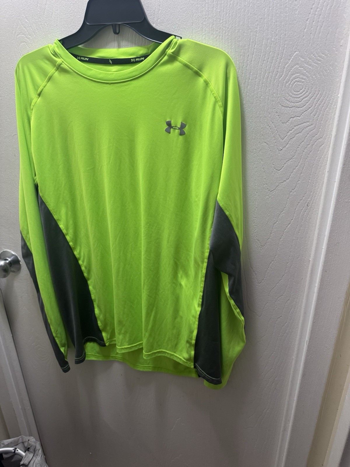 Under Armour Men’s Long Sleeve Performance Top Neon Green & Gray size XL