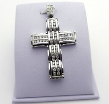 Impresionante colgante de cruz de diamante simulado de corte redondo enchapado en oro blanco de 14K para hombre