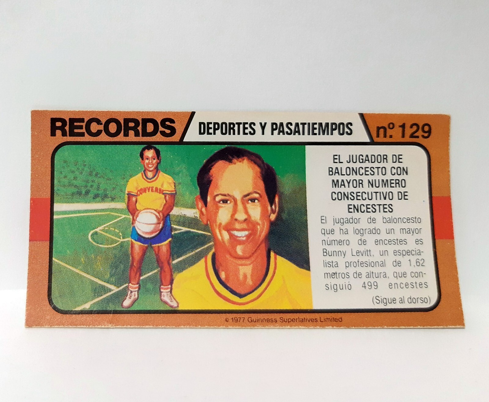 1977 Bimbo Los Records Mundo 129 - Bunny Levitt / Basket- Figurine Card