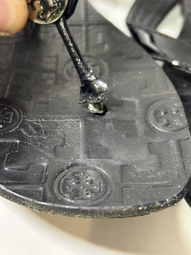 Tory Burch size 7 M black leather sandals with silver medallion - Picture 4 of 6
