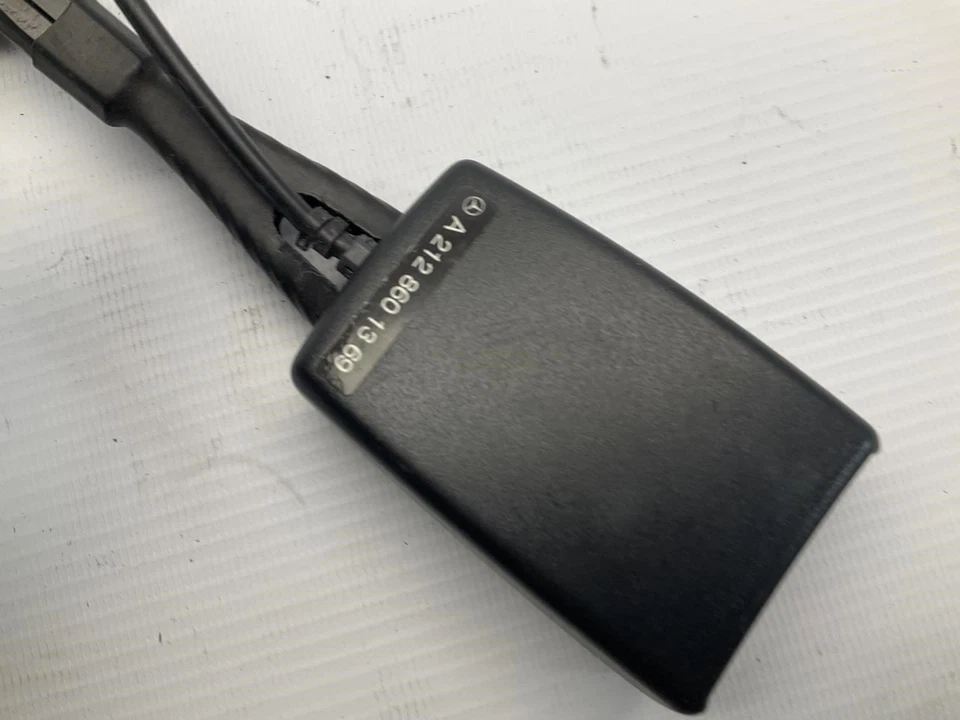 Пряжка ремня безопасности правого переднего пассажира для Mercedes-Benz E550 W212 4.6 AT 10–18 B годов выпуска - Изображение 3 из 4