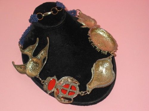 Great Looking Vintage Enamel Pineapple ~ Fish ~ Shell & Red Bug Necklace - Picture 2 of 2