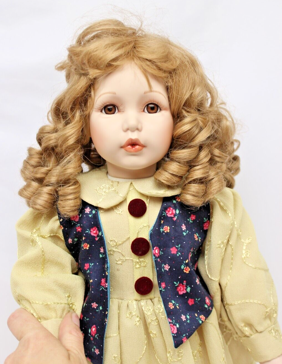 RARE Vtg Court Of Dolls GRETCHEN 22 RARE Vtg Court Of Dolls GRETCHEN 22