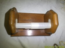 VINTAGE USED OAK WOOD TOILET PAPER WALL MOUNT HOLDER PLASIC HOLDER CENTER