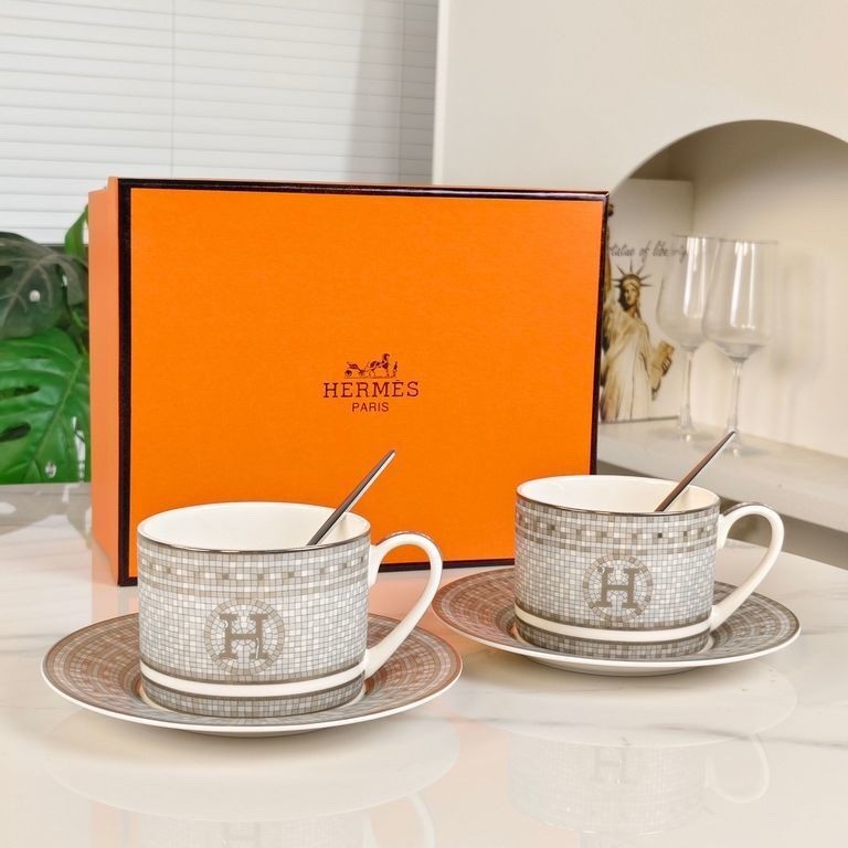 Hermès Tea Cup Set – 2 Cups, 2 Saucers & 2 Spoons – Luxury Gift