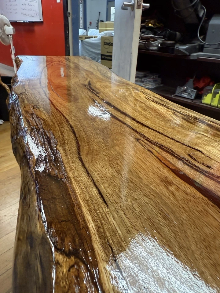 Mesa Australian Mallee Personalizada con Base Cantante de Hierro Negro. Foto 2 de 4