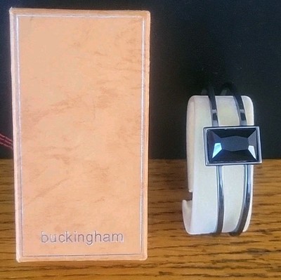 Buckingham Armreif, mit einem schwarzen Stein.  Nie benutzt worden. Boxed 