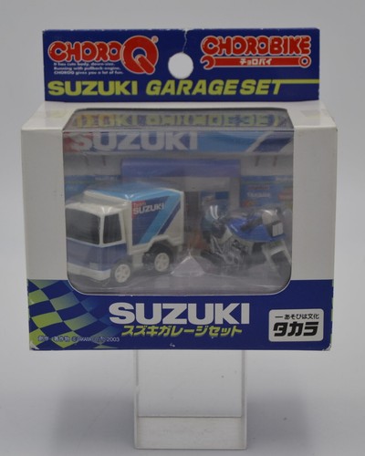 TOMYTEC CHORO Q " SUZUKI GARAGE SET -  SUZUKI KATANA E TRANSPORTER " TOMY TEC - Foto 1 di 4