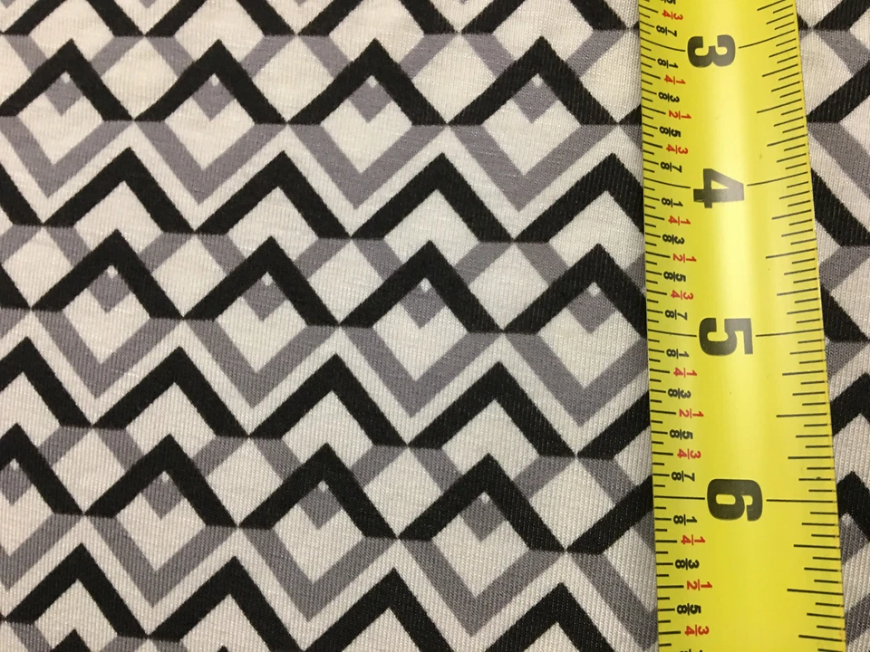 Hermosa tela tejida elástica de rayón con estampado geométrico negro, gris, blanco 9 oz Foto 3 de 4