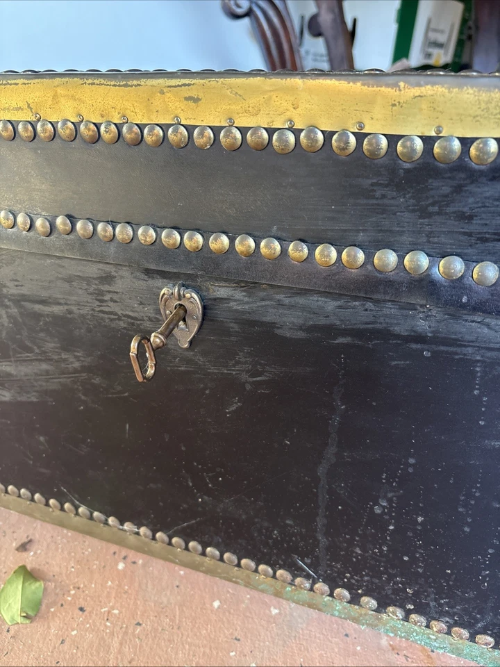 Винтажный черный сундук с латунными акцентами - Изображение 2 из 3