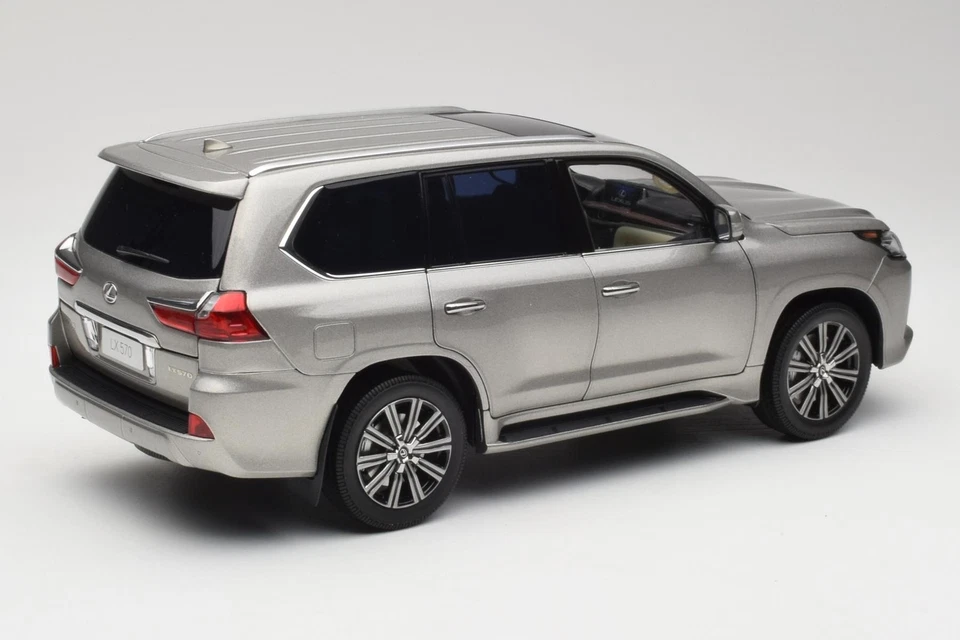 08955T Lexus LX570 Sonic Titanium Kyosho 1/18 - Image 3 of 4