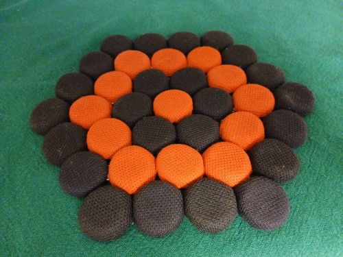 Metal Soda Pop Bottle Tops TRIVET-MAT Orange and Brown Handmade VTG 8.5"R 1960s - Picture 2 of 9