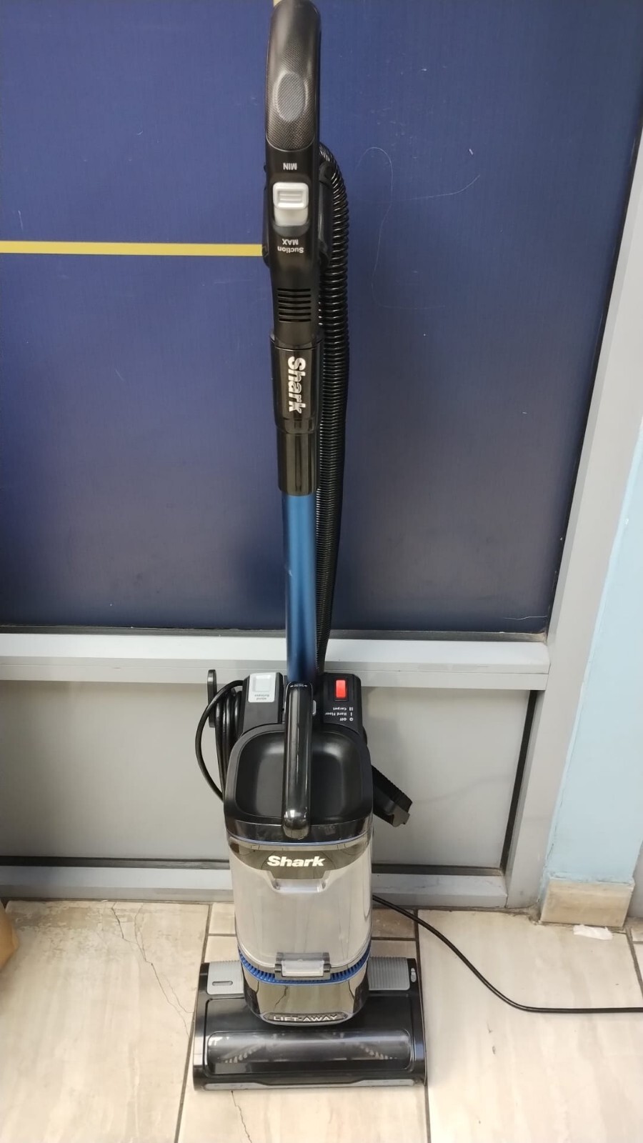 Shark NV602UK Bagless Lift Away Upright Vacuum Cleaner Anti Allergen