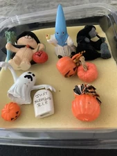 VINTAGE HALLOWEEN FAVORS, TOYS, PREMIUMS OR PRIZES AS SHOWN - NICE