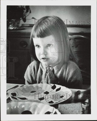 1963 Press Photo Young girl giving thanks before meal - afa75176