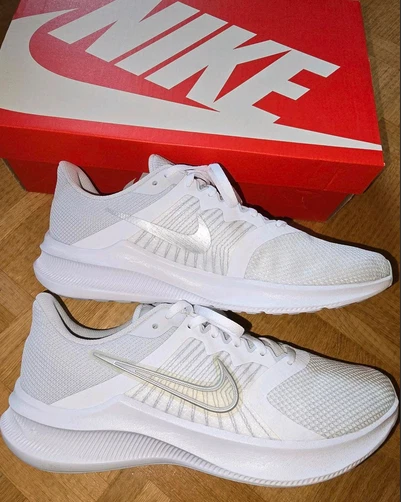 NIKE Downshifter 11 Damen, Sportschuhe Sneaker Gr. 41 US 9,5 - Bild 2 von 4