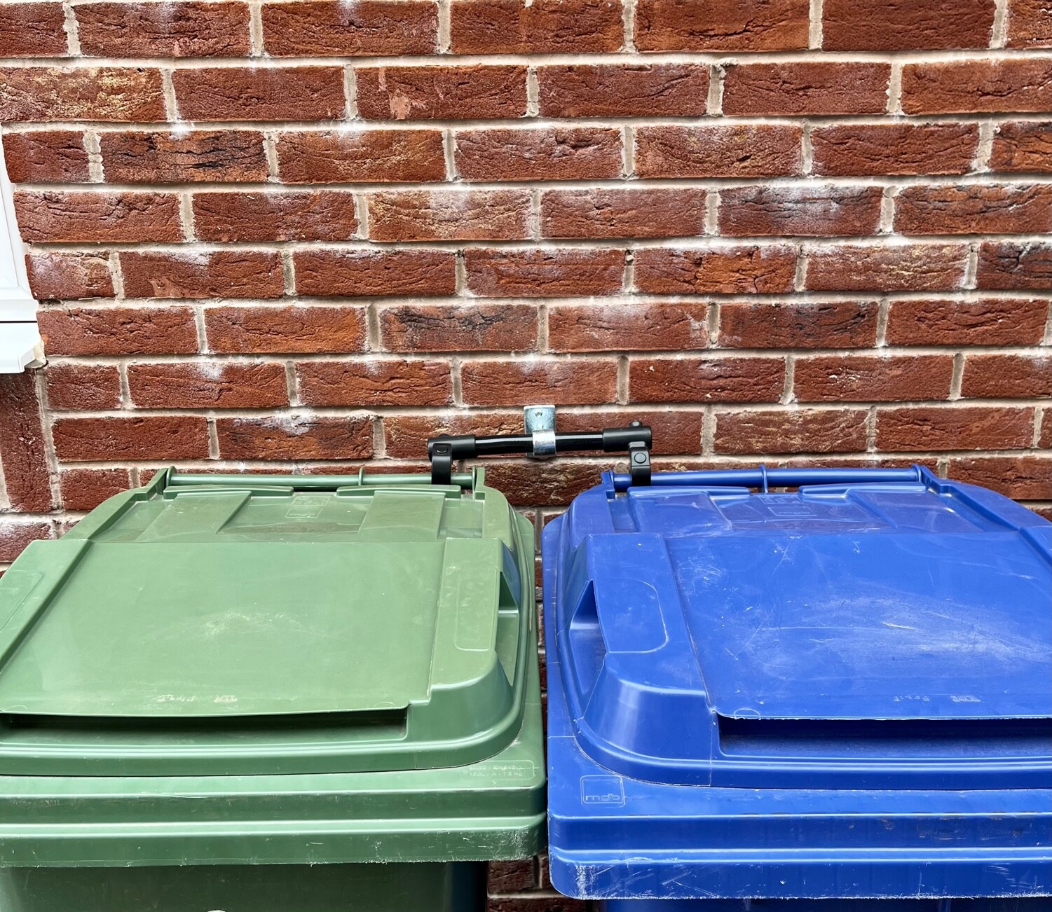 NEW Wheelie bin lock/clamp with built in wall/fence bracket LOCK on or