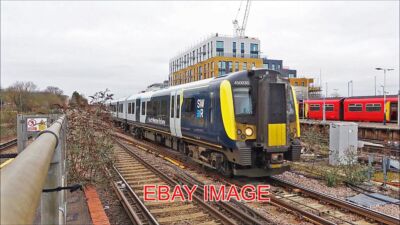 FOTO SOUTH WESTERN RAILWAY CLASS 450 450038 AT GUILDFORD SIEMENS DESIRO EMUS