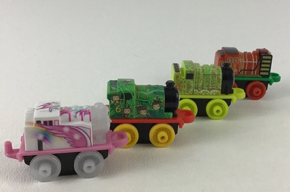 Lote de 8 motores de tren Thomas & Friends Minis Pegasus Rosie Yong Bao Yeti Belle Foto 4 de 4