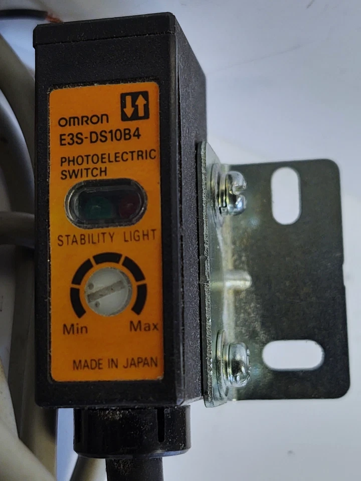 Omron E3S-DS10B4 Photoelectric Sensor with Adjustable Stability Light - Image 2 of 4