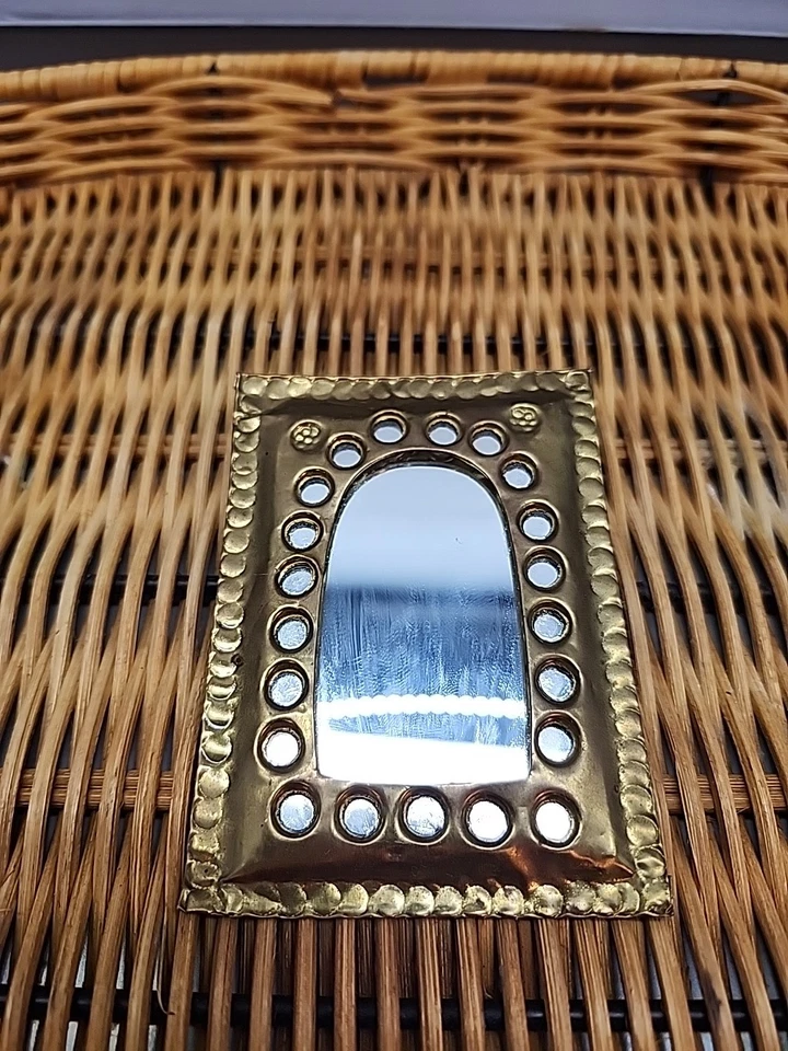 Espejo de pared compacto de latón marroquí en forma de puerta tono dorado Foto 3 de 4