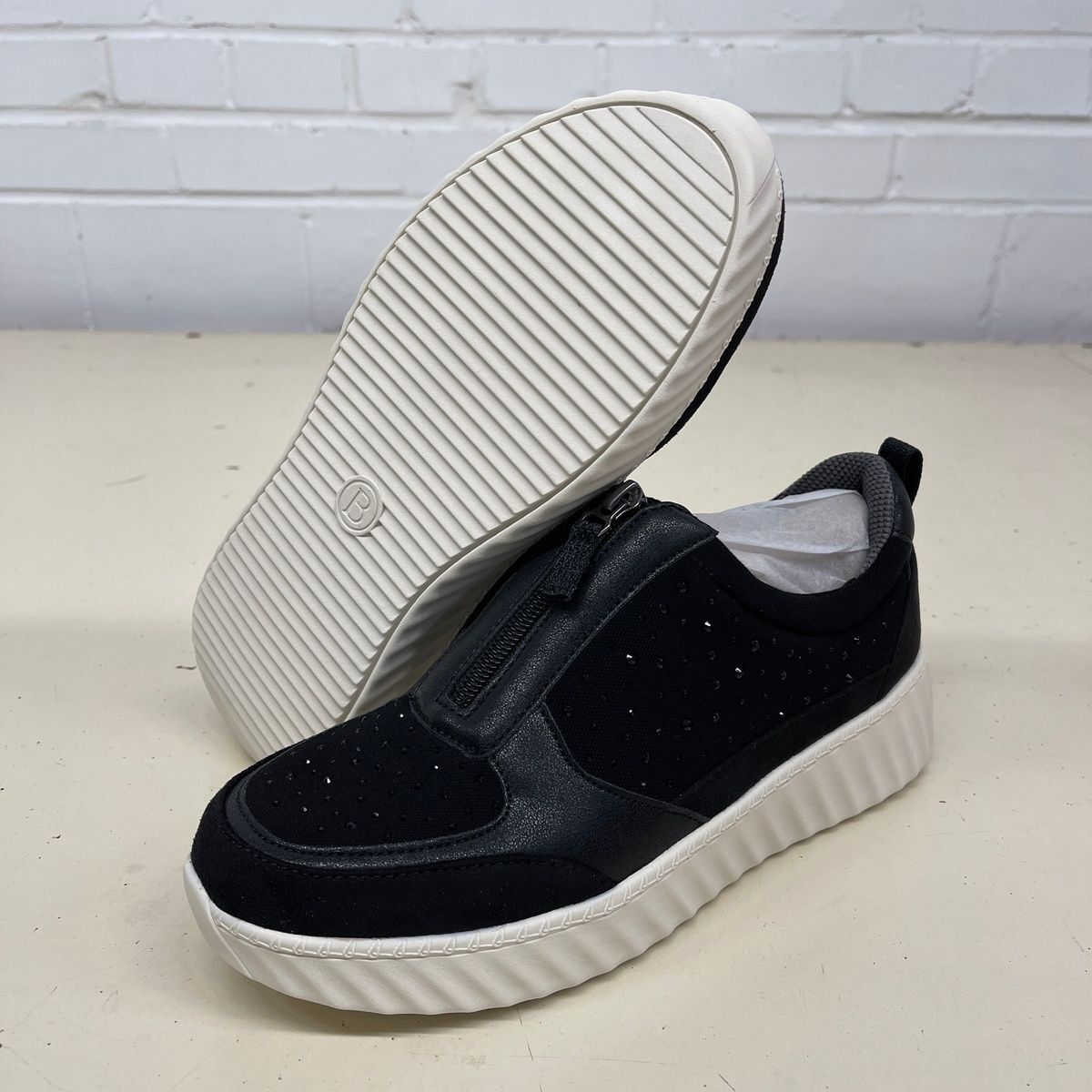 BZEES Winner Slip-On Zip Sneaker Women's Size US 8M Black