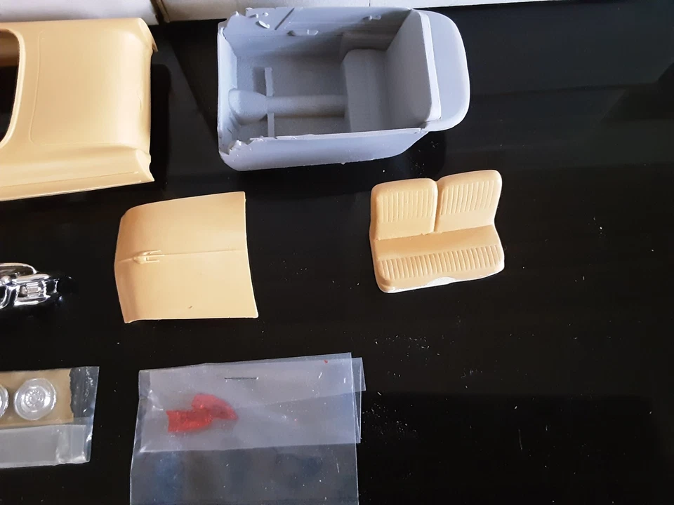 R&R VACUUM CRAFT 1954 LINCOLN HARDTOP RESIN MODEL CAR PARTS KIT - Image 3 of 4