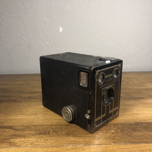 VINTAGE 1940s KODAK BROWNIE TARGET SIX-20 BOX CAMERA WITH ART DECO FACE Untested - Picture 2 of 6