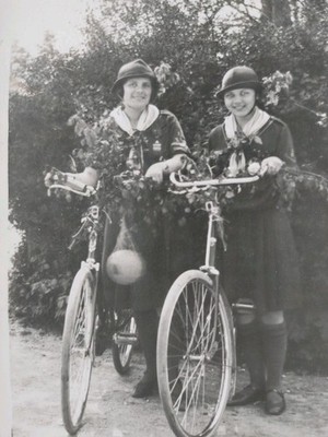 Pfadfinderinnen in Uniform Fahrräder, Gruppenaufnahme Vintage Foto Postkarte 1926 Deutschland I