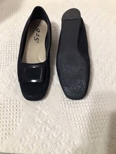 9-2-5 COLLECTION Vtg Size 8 WOMEN'S SHOES Black Suede w/wedge/buckle Front.