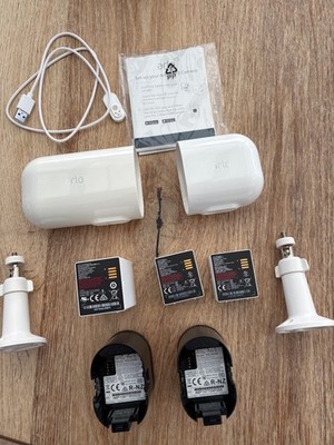 2 x Arlo pro 3 Kamera mit 1 x  XL Akku und Gehäuse
