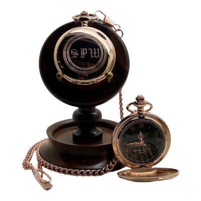 PERSONALISIERTE MONOGRAMM Roségold Taschenuhr Gravur und HOLZ UHRENSTÄNDER