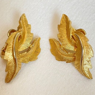 Crown Trifari Signed Gold Tone Leaf Clip On Earrings Vintage Designer