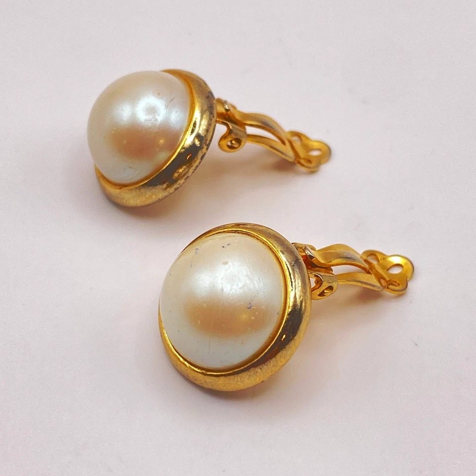Pendientes de botón vintage HATTIE CARNEGIE imitación perlas enchapados en tono dorado con clip Foto 3 de 4
