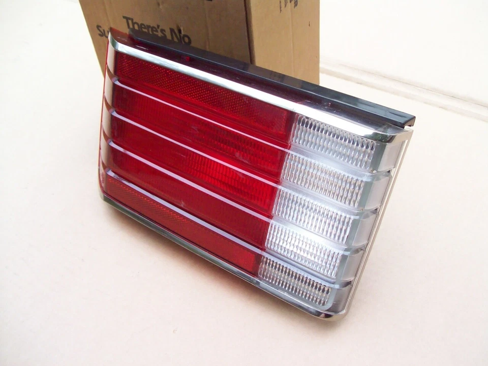 Nuevo de Lote Antiguo MoPar 1983 - 1989 Plymouth Horizon lado izquierdo MONTAJE DE LÁMPARA TRASERA 5207649 Foto 3 de 4