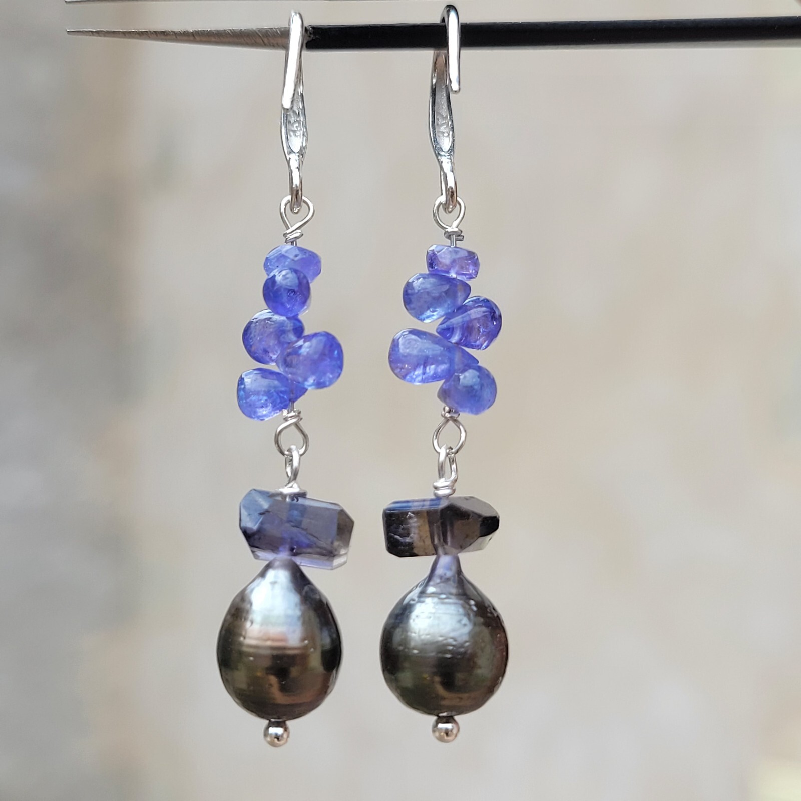 Boucles d'oreilles perles de Tahiti noires et tanzanite en or blanc 18k